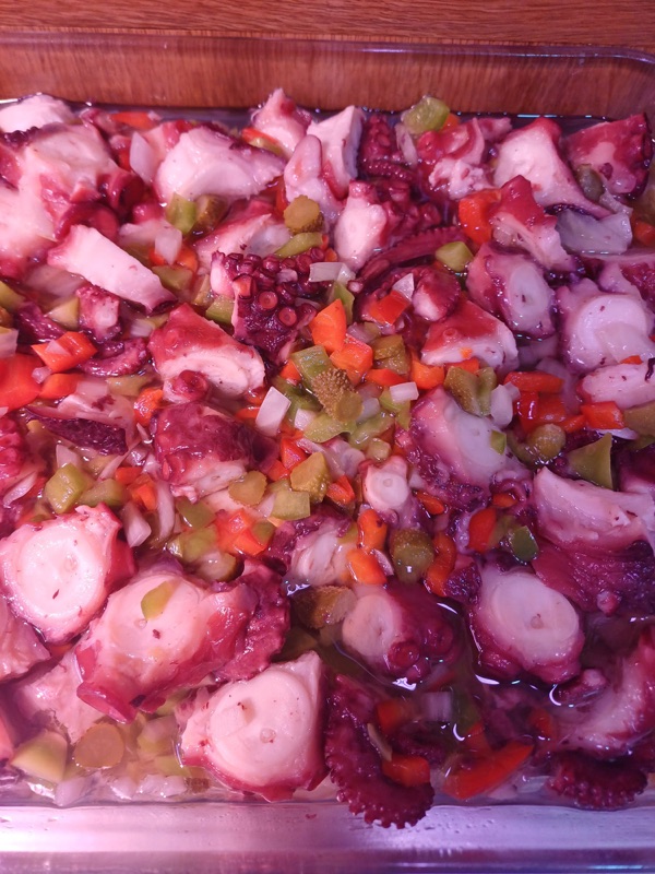 Bandeja de pulpo a la vinagreta del puesto, cortado en taco y aliñado con pimiento rojo y verde.